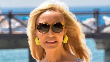 Mofas con Carmen Lomana por creer que el 'Cara al sol' se escucha en medio mundo