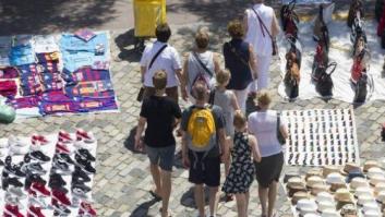 Herido un turista tras ser agredido por unos manteros en Barcelona