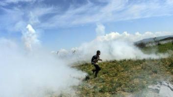 La Guardia fronteriza macedonia reprime con gases un intento de cruzar la frontera por parte de los refugiados