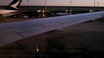 Desalojan un avión del Prat al incendiarse un dispositivo móvil de un viajero