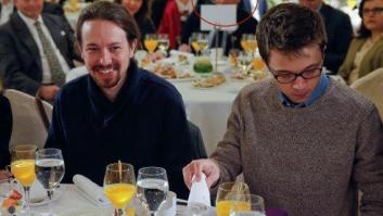 Alberto Fernández, del PP catalán, capta esta curiosa escena entre Iglesias y Errejón
