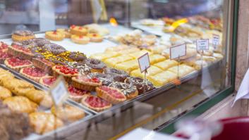 Una pastelería traspasa fronteras con los dos pasteles que tenía en el escaparate