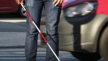 Si ves a alguien con un bastón blanco y rojo, hay algo importante que debes saber