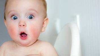 La foto de un recién nacido sujetando el DIU de su madre ya es viral