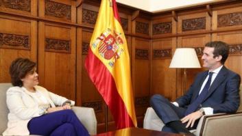 El polémico detalle en la foto de Pablo Casado con Soraya Sáenz de Santamaría que muchos comentan