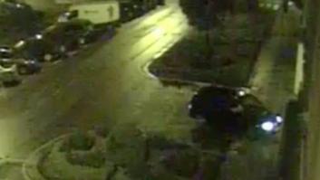 Un conductor borracho aparca en el garaje de la Policía creyendo que era un parking público