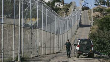 Unos cien inmigrantes saltan la valla de Melilla