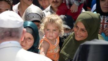 El papa Francisco se lleva a Roma a una docena de refugiados de Lesbos