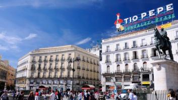 La Policía expulsa a dos turistas en bañador y hamaca de la Puerta del Sol
