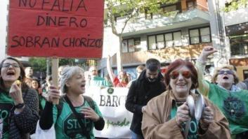 La PAH se concentra ante las sedes del PP para defender la de emergencia habitacional