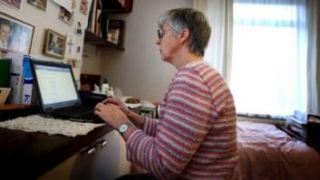 Alguien tendrá que poner al día el móvil de la abuela