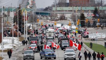 Las protestas de camioneros empiezan a dañar las economías de Canadá y EEUU