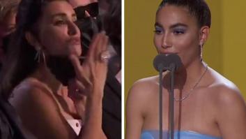 María José Llergo recibe el Goya y lo primero que hace es dirigirse a Penélope Cruz