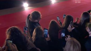 Javier Bardem le pisa el vestido a una periodista de TVE y la reacción de ella hay que oírla