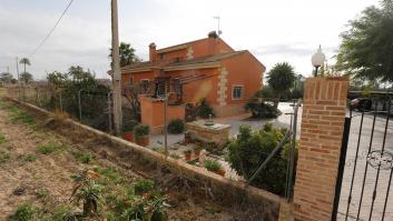 El joven de Elche que mató a sus padres y su hermano guardó los cuerpos varios días en un cobertizo