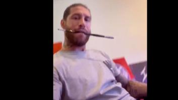 Sergio Ramos posa con los cuadros que ha pintado en su casa y desata el cachondeo en Twitter