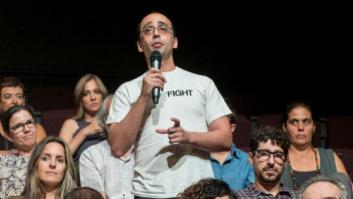 El diputado de Podemos David Bravo se lleva un pequeño susto al leer este titular