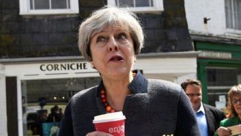 Theresa May promete ser "una mujer terriblemente difícil" con Juncker