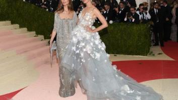 Katy Perry y Orlando Bloom lucen tamagotchis a juego en la gala del Met 2016