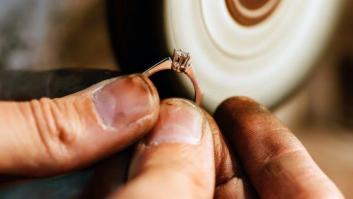 Una trabajadora de la limpieza roba un anillo de 40.000 euros y lo revende por 140