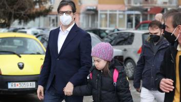 El presidente de Macedonia acompaña a clase a una niña víctima de acoso escolar