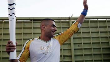 Un refugiado sirio porta la antorcha olímpica en Atenas