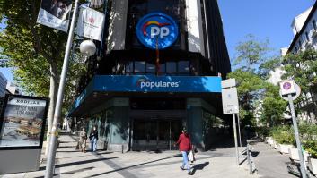 El cartel que se ha visto en la puerta de la sede del PP tiene un claro destinatario