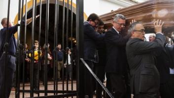 La despedida a Utrera Molina: Gallardón carga con el féretro mientras suena el 'Cara al sol'