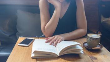 Que esté leyendo en un lugar público no significa que quiera que me hables