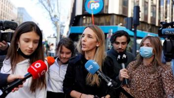 Cayetana Álvarez de Toledo aclara su aparición 'estelar' frente a la sede del PP en pleno comité
