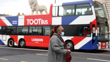 Johnson levanta todas las restricciones por covid, incluso el aislamiento de positivos