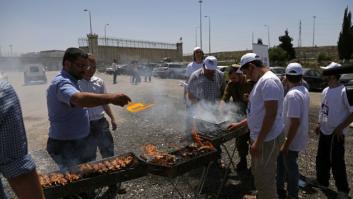 Ultraderechistas israelíes hacen una barbacoa ante una cárcel donde presos palestinos están en huelga de hambre