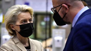 La UE acuerda un primer paquete de sanciones contra Rusia que afectan a bancos y comercios