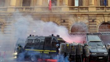 Un hombre cruza desnudo y a nado la Fontana di Trevi de Roma
