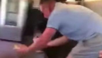 Un grupo de hinchas del Leicester saquean la cafetería de un AVE