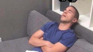 Se queda dormido en el trabajo y esto es lo que le pasa...