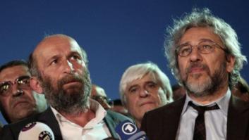 Condenan a 5 años de cárcel a dos periodistas turcos por '"revelar secretos"