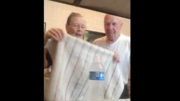 Esta abuela es una estrella de Facebook por su truco de magia con una botella y una moneda