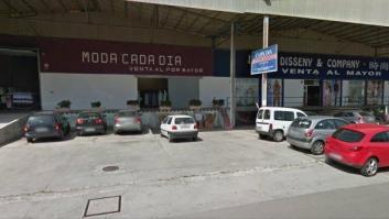 Pillan a dos chinos pintando líneas amarillas frente a su tienda para que no aparquen los coches