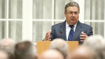 Zoido entrega su primera medalla como titular de Interior a la cofradía del Cristo de la Legión