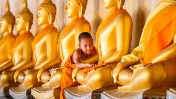 Un templo budista coloca dos inmensos Transformers en su puerta para atraer visitantes