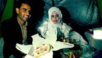 Un grupo de voluntarios organiza una boda en Idomeni para dos refugiados