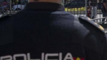 Detenido un hombre por masturbarse en la calle y eyacular sobre la mano de un policía