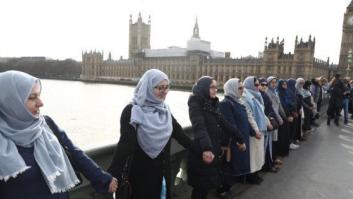 Las musulmanas se concentran en el puente de Londres para condenar el atentado