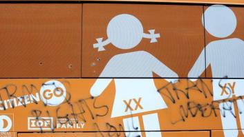 El autobús tránsfobo de Hazte Oír, recibido a martillazos en Nueva York