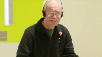 Este hombre de 78 años con demencia no puede evitar bailar cuando suena Elvis Presley