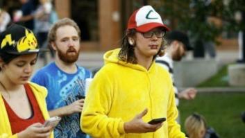 Dos turistas japoneses se meten en un túnel para cazar un Pokémon