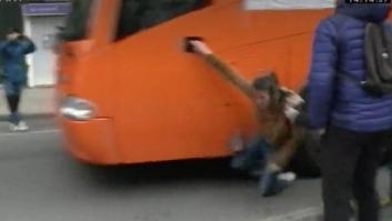 El autobús de Hazte Oír atropella a una joven que protestaba en Pamplona y no se detiene