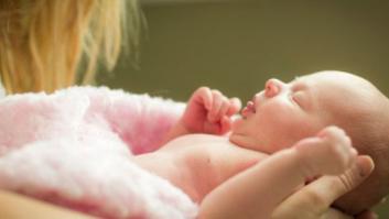 Así homenajea esta pareja al policía que les ayudó a tener a su bebé