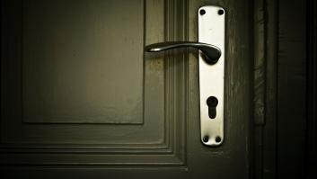 La Policía avisa: si ves la puerta de casa así, ten cuidado y ponte en contacto con ellos